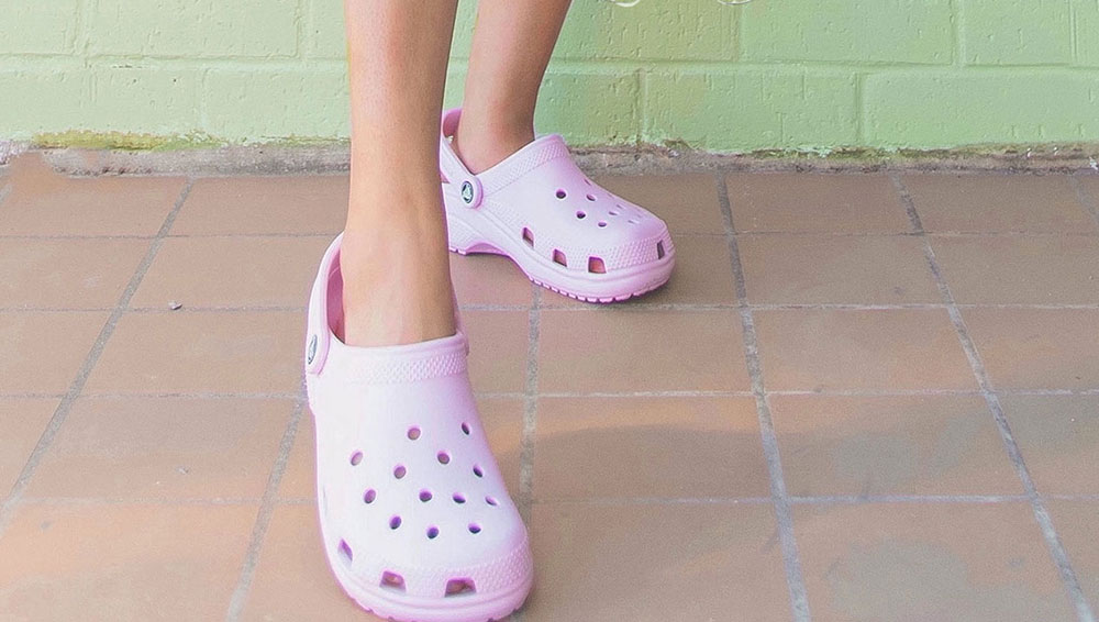 Girl wearing pink crocs for Famous Footwear influencer campaign